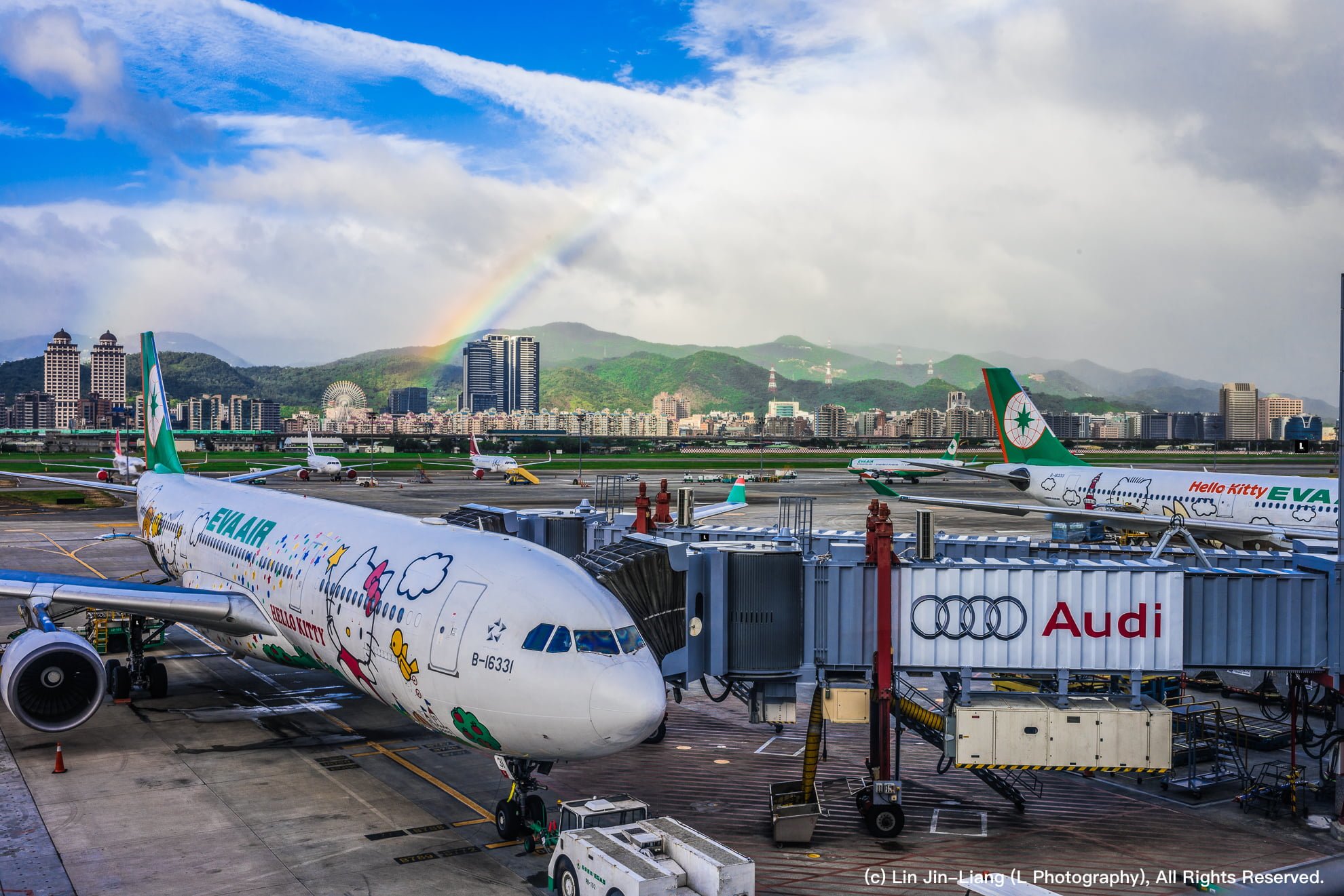 長榮航空旅客憑機票享機上免費無線網路 Free WiFi Onboard EverGreen Airline Hello Kitty Rainbow Taipei Songshan Airport 長榮航空 彩虹 松山機場