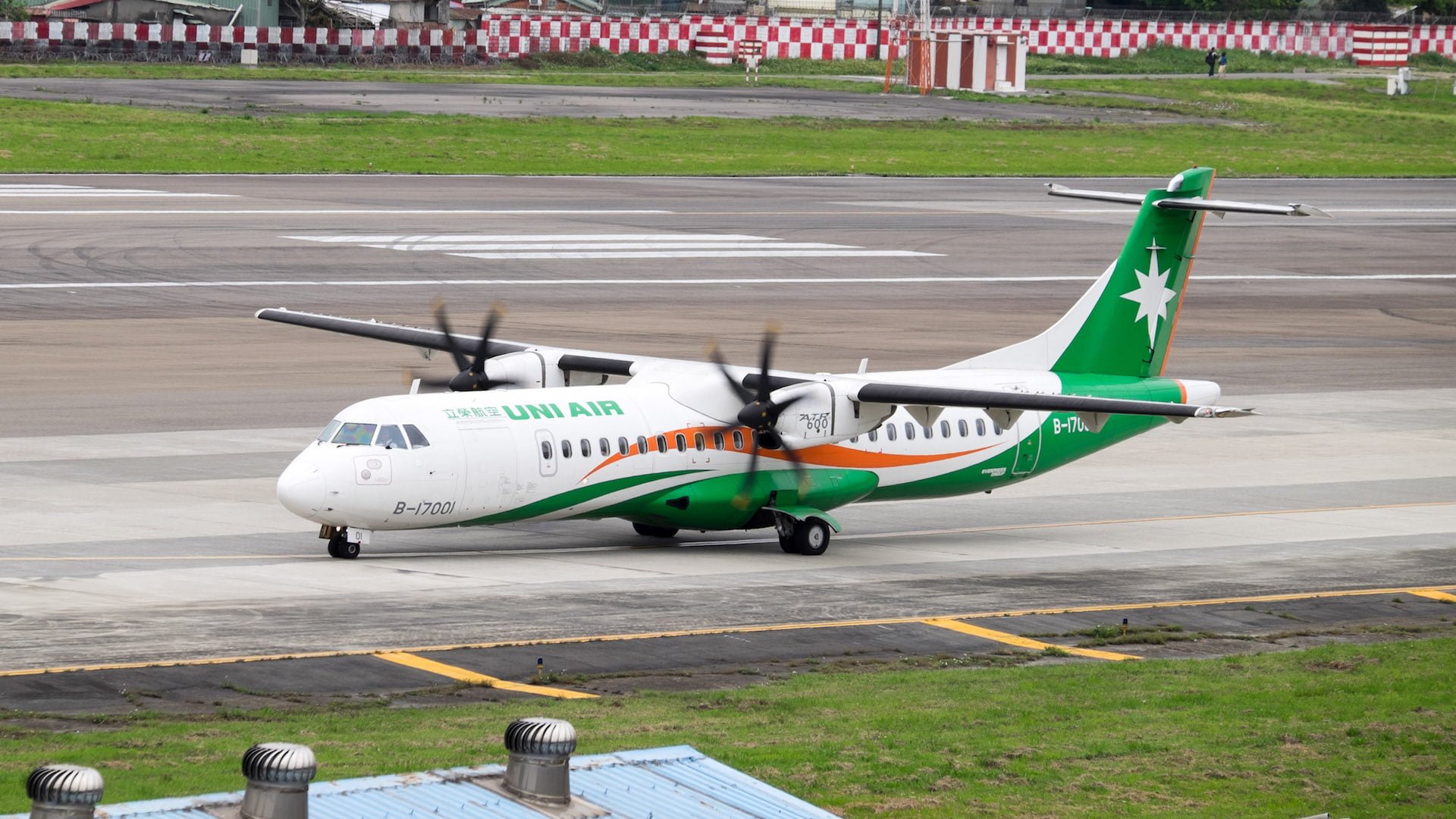 長榮航空旅客憑機票享機上免費無線網路 Free WiFi Onboard UNI Air ATR 72 600 B 17001 Departing from Taipei Songshan Airport