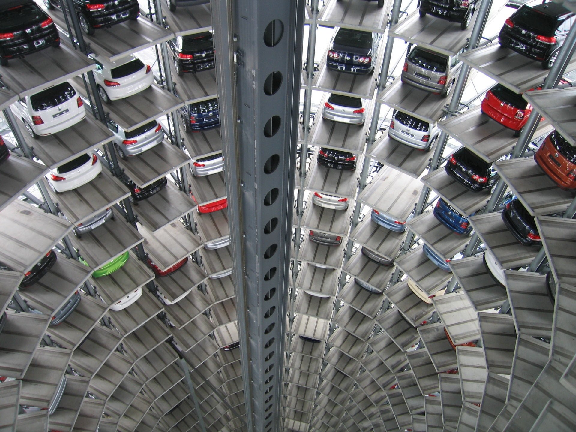 日本 2017 年前10名新車銷售熱門汽車排行榜 autos technology vehicles parked inside elevated parking lot Car