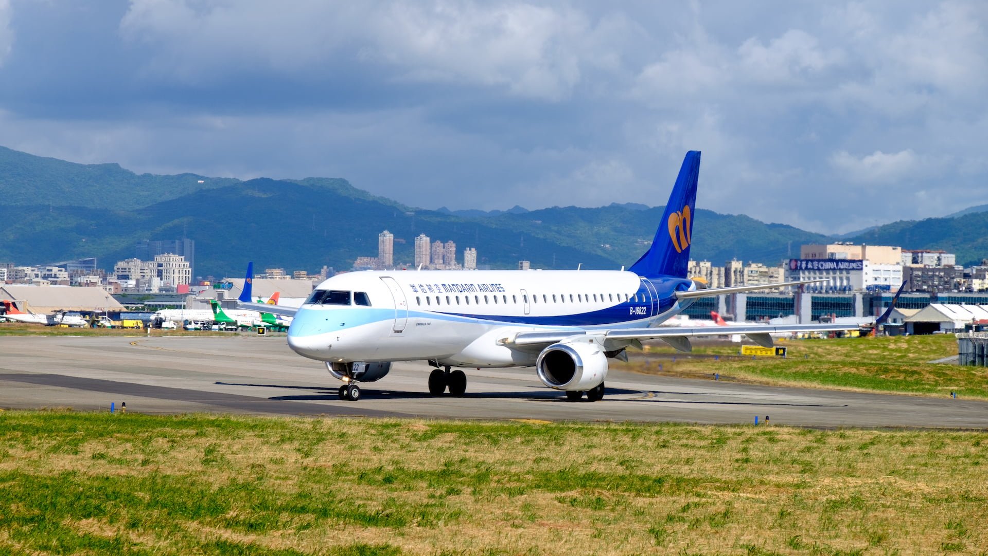 華信航空聯絡電話：中國大陸、越南、南韓客服資訊，提供票務訂位、航班諮詢與行李查詢服務
