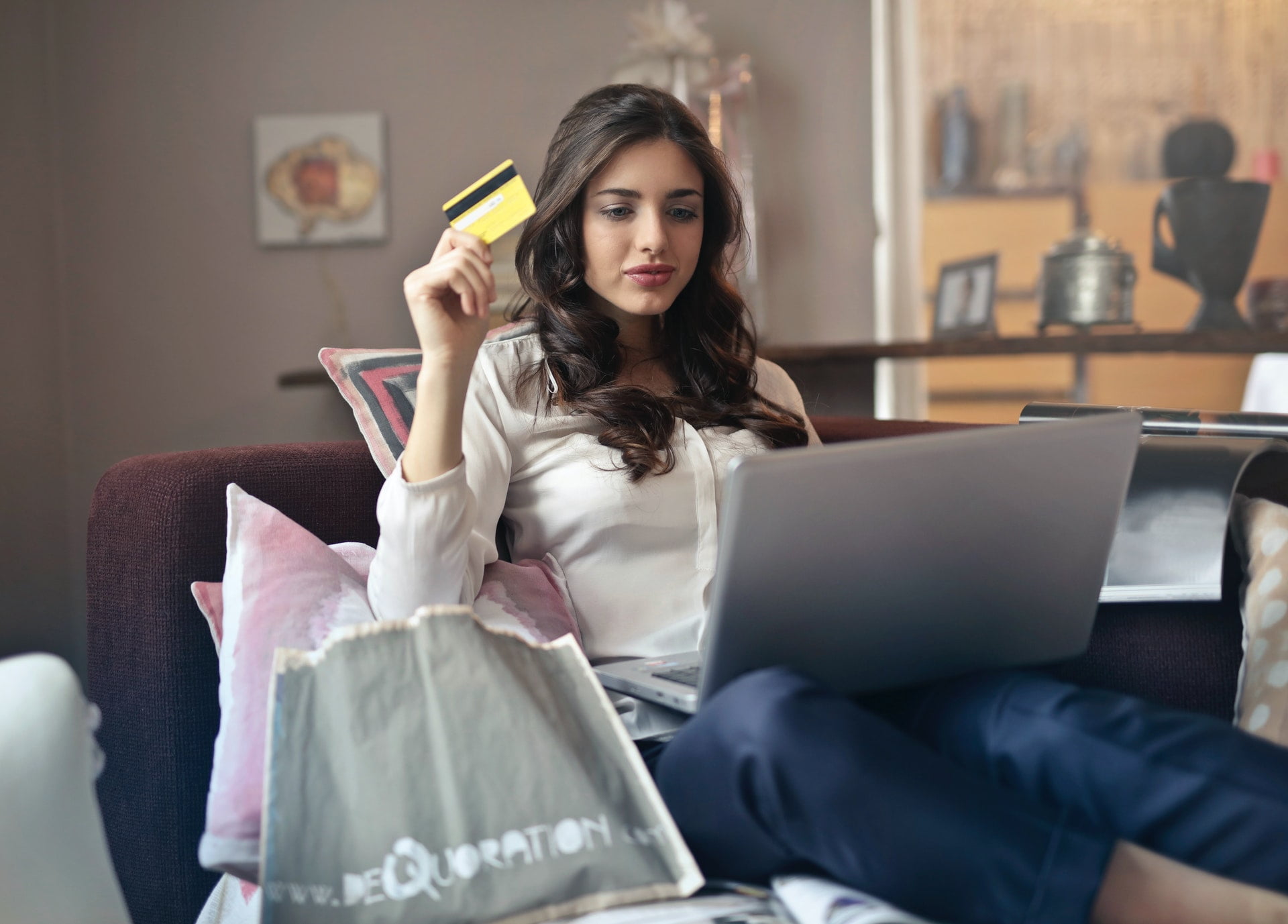 申辦 Momoshop 聯名富邦卡｜信用卡優惠 woman holding credit card while operating silver laptop