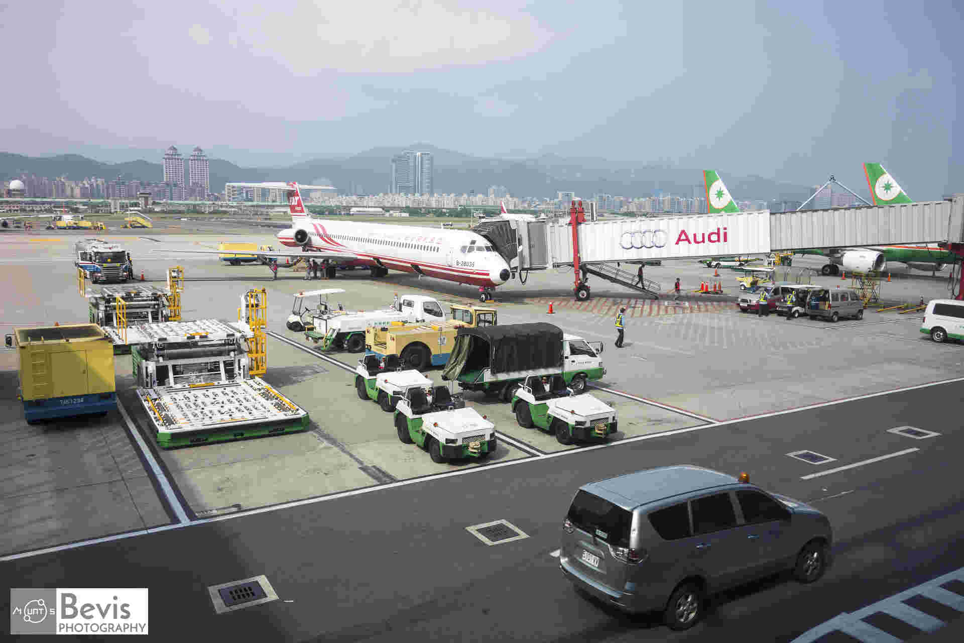 首次搭乘 UBER 優步的心得感想｜從淡水前往桃園機場 Taipei Airport Airplane 臺北 松山機場 飛機 Bevis Mountos