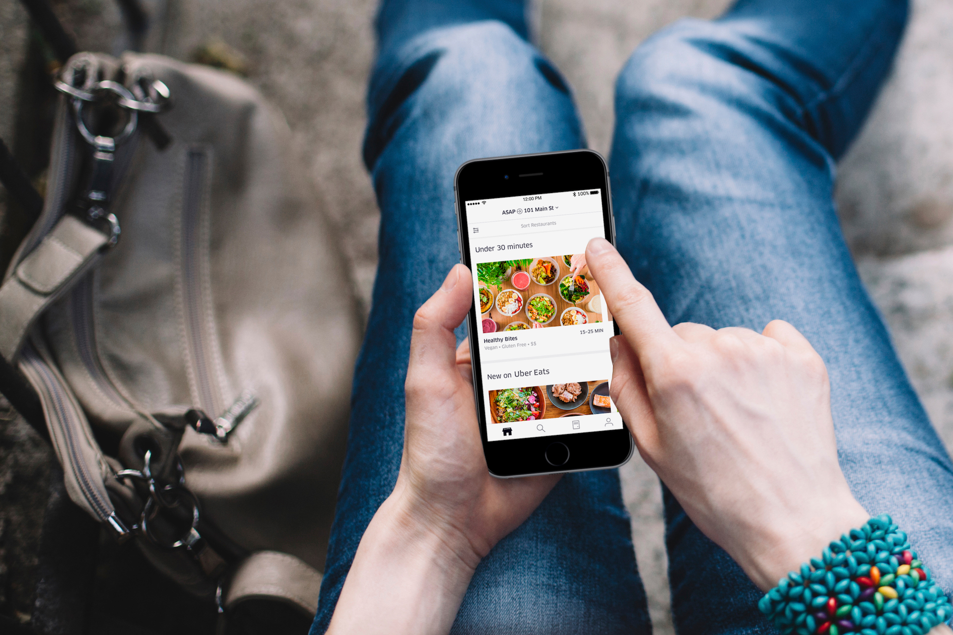 搭優步 Uber 還是計程車 Taxi？最省錢的搭車教學。 UberEATS app lunch iphone girl hand