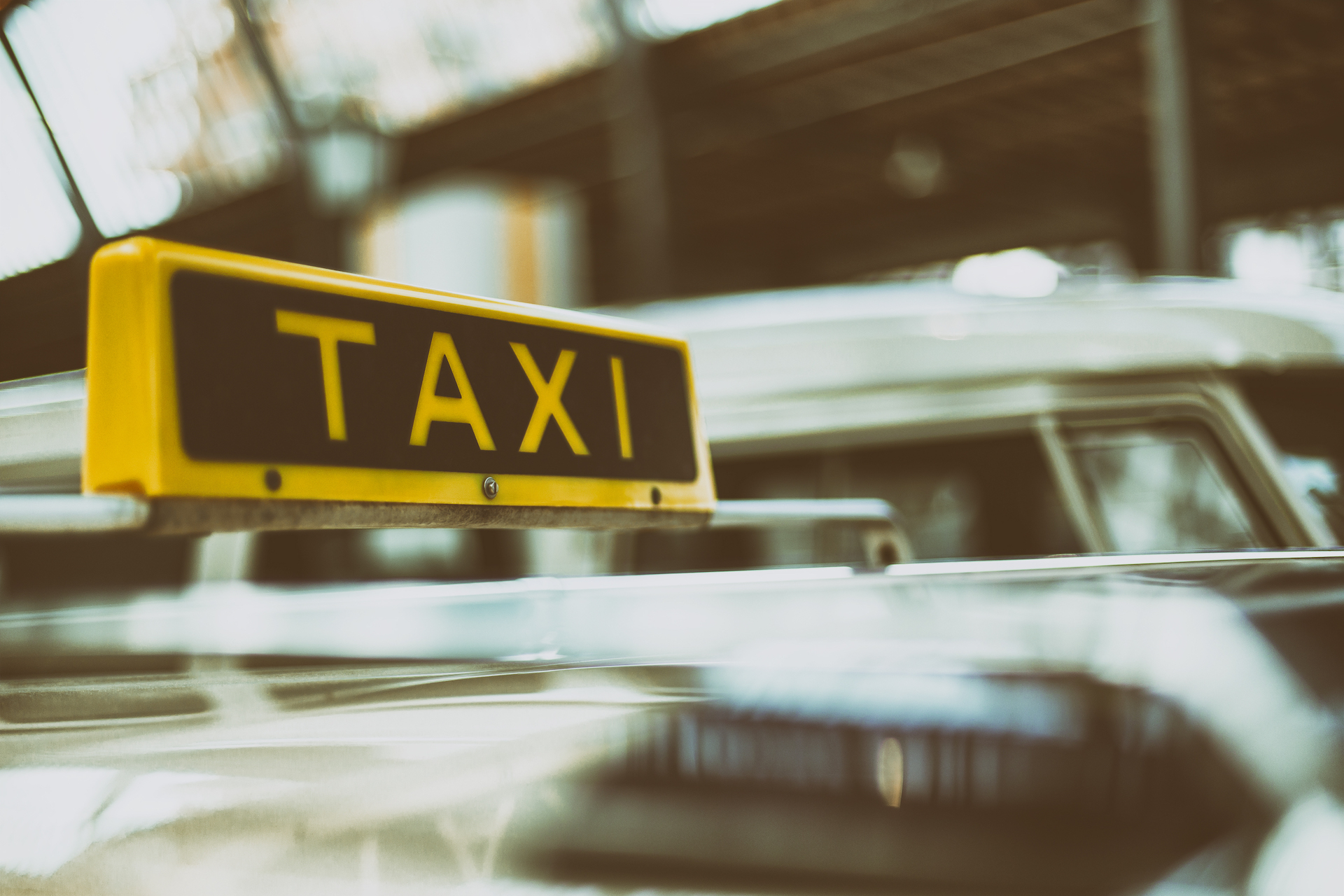 計程車駕駛人執業登記證報考資格限制 yellow and black taxi cab signage